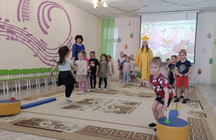 Пасхальный зайчик и курочка Ряба Пасхальный зайчик и курочка Ряба.